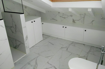 Muebles a medida en baño abuhardillado en Donostia