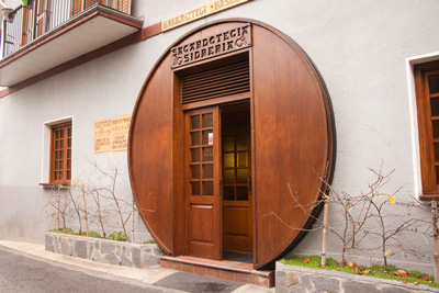 puerta exterior de sidrería en donostia