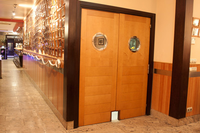 puerta en restaurante