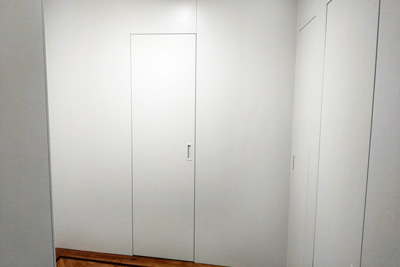 Separación de espacios en oficina con paneles y puertas en Donostia
